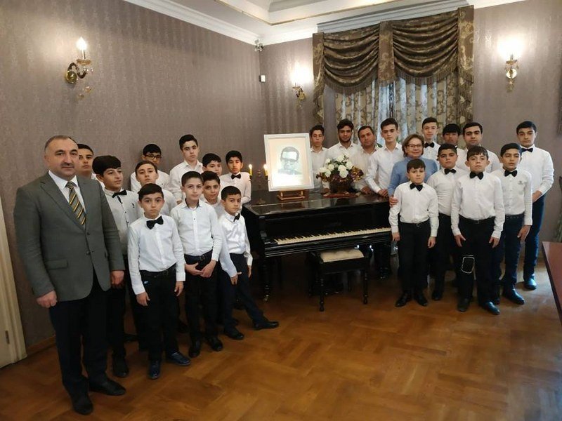 Abşeron rayon Xırdalan şəhər 11 illik musiqi məktəbinin kollektivi Gürcüsta ...