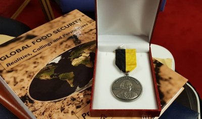 Eldar Quliyev “İlin alimi” adlı beynəlxalq mükafatı və "Eyler" medalı ilə təltif olunub