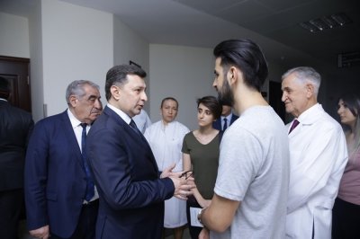 Azərbaycan Tibb Universitetinin rektoru imtahanların gedişatını izləyib