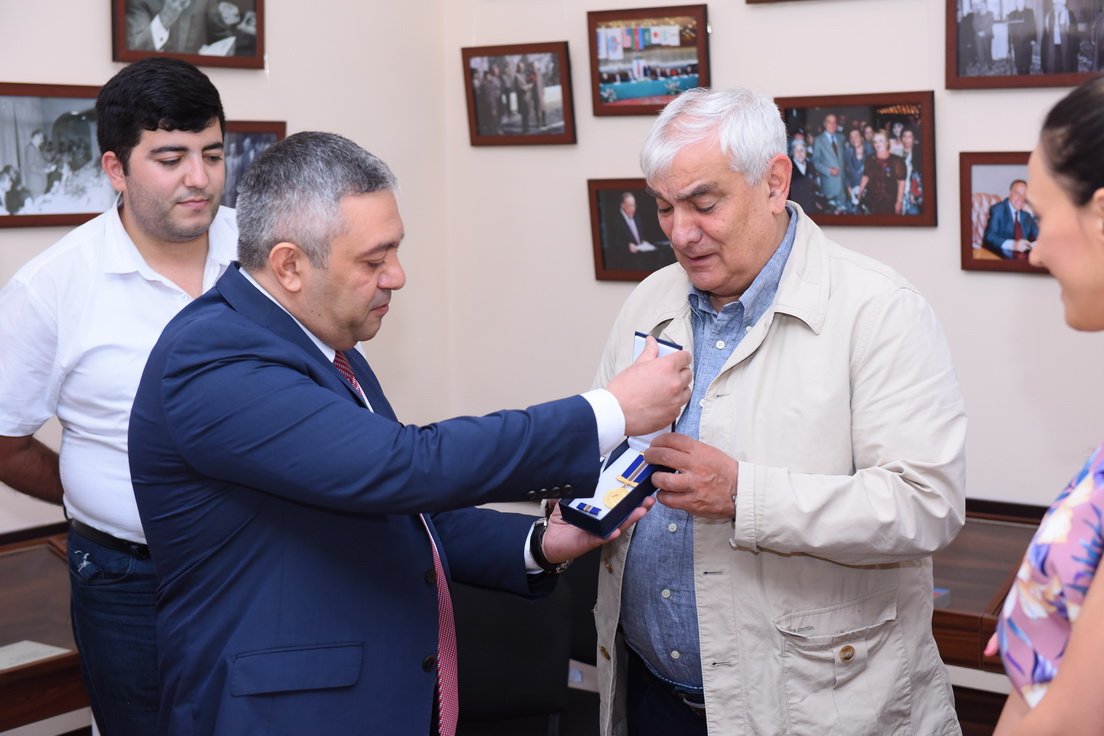 Kamal Abdulla “Azərbaycan diplomatik xidmət orqanları – 100” medalı ilə təl ...