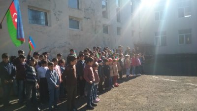 Yardımlı rayon Honuba kənd tam orta məktəbində "Bayraq günü"nə həsr olunmuş tədbir keçirilib: