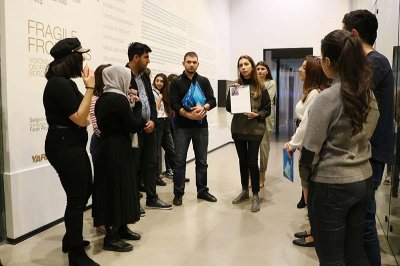 Azərbaycan Universitetinin tələbələri “Zərif sərhədlər” sərgisində olubla Azərbaycan Universitetinin tələbələri “Zərif sərhədlər” sərgisində olubla
