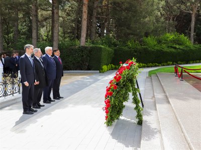 Beynəlxalq konfransın iştirakçıları Ulu Öndər Heydər Əliyevin məzarını ziyarət ediblər
