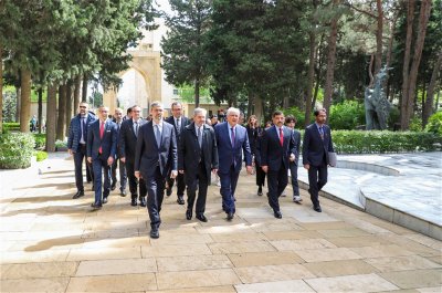 Beynəlxalq konfransın iştirakçıları Ulu Öndər Heydər Əliyevin məzarını ziyarət ediblər