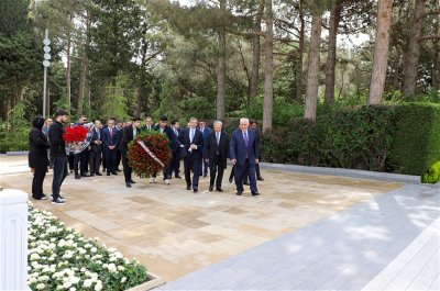 Beynəlxalq konfransın iştirakçıları Ulu Öndər Heydər Əliyevin məzarını ziyarət ediblər