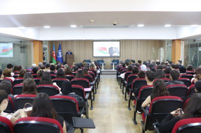 Azərbaycan Universitetində Ümummilli Lider Heydər Əliyevin anadan olmasının 102-ci ildönümü qeyd edilib