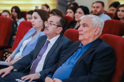 ADU tələbələri “Arşın mal alan” tamaşasını ingilis dilində oynayıblar