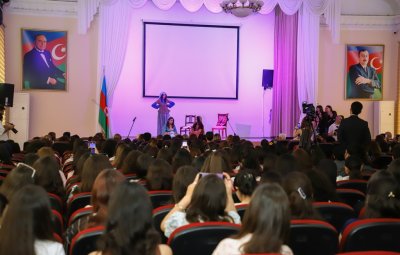 ADU tələbələri “Arşın mal alan” tamaşasını ingilis dilində oynayıblar
