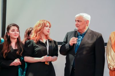 ADU tələbələri “Arşın mal alan” tamaşasını ingilis dilində oynayıblar