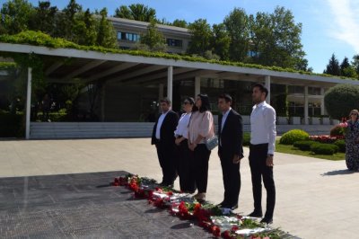 MDU kollektivi Ümummilli lider Heydər Əliyevin abidəsini ziyarət edib