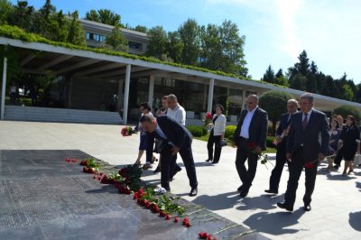 MDU kollektivi Ümummilli lider Heydər Əliyevin abidəsini ziyarət edib