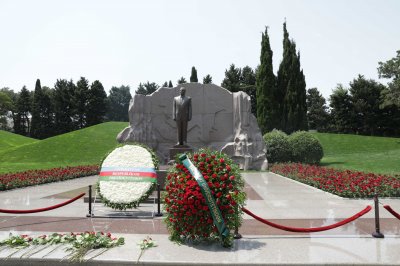 BDU kollektivi Fəxri xiyabanda Ulu Öndər Heydər Əliyevin məzarını ziyarət edib
