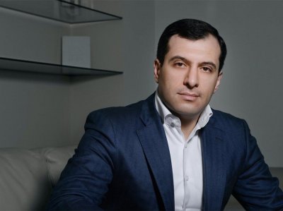 Məhkəmədən qaçıb konsulluqda gizləndi - Özünü ayaqyolunda asdı - FOTO