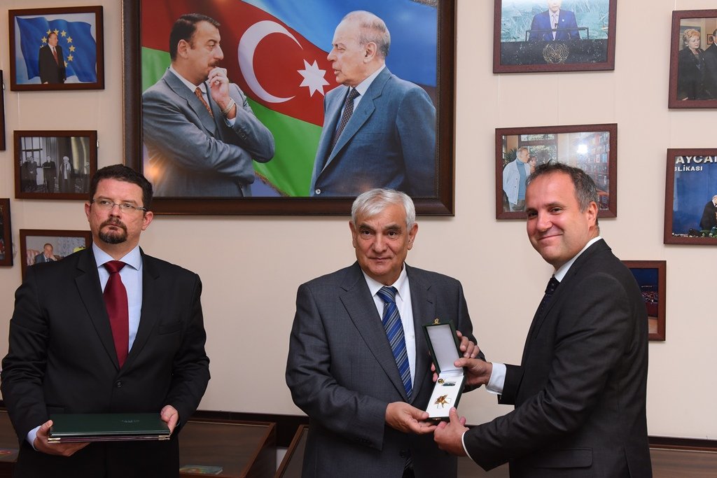 Macarıstan Prezidenti Kamal Abdullanı “Zabit Xaçı” ali ordeni ilə təltif edib