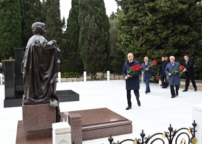 Energetiklər Heydər Əliyevin məzarını və Şəhidlər xiyabanını ziyarət etdi