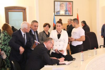 Pünhan Şükürün yeni kitabının “imza günü” keçirilib