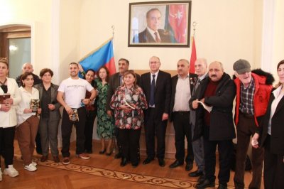 Pünhan Şükürün yeni kitabının “imza günü” keçirilib