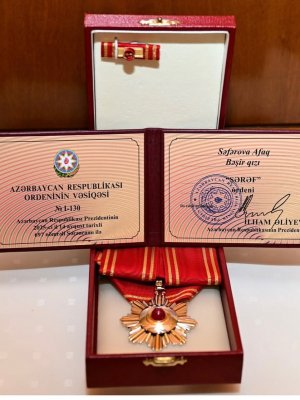 Nazir Afaq Bəşirqızına ordenini təqdim etdi- Fotolar