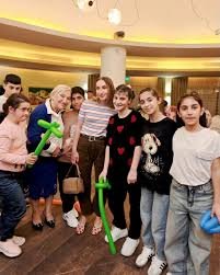 Arzu Əliyeva və Alyona Əliyeva sosial qayğıya ehtiyacı olan uşaqların əyləncəsini təşkil ediblər