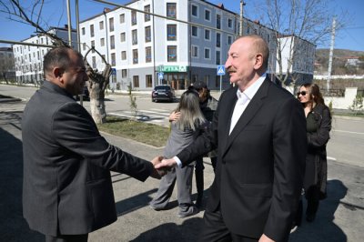 Prezident ailəsi ilə onlara qonaq getdi