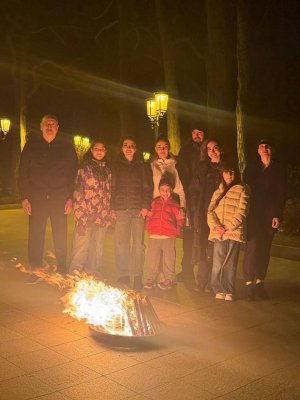 Prezident və ailəsi tonqal ətrafında 